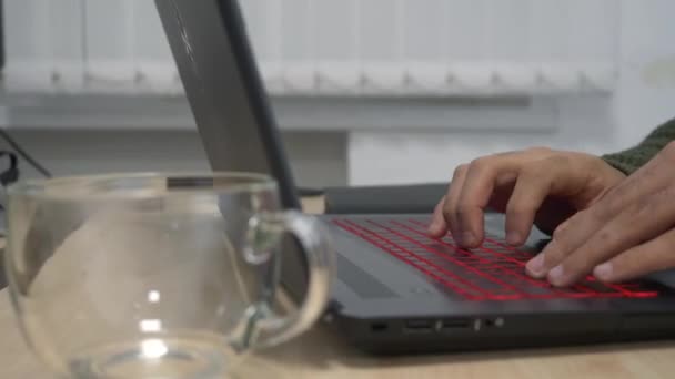 Mens hands typing on laptop. HDR. Man is typing on laptop keyboard in office. Male freelancer or writer types on laptop — Stock Video