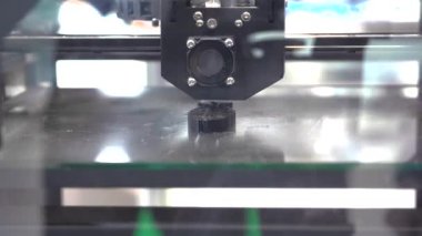 Otomatik kesme makinesine yakın çekim. HDR. Robot makine metal parçalarını oyuyor. İnce kalıplar için üretim kesme makineleri