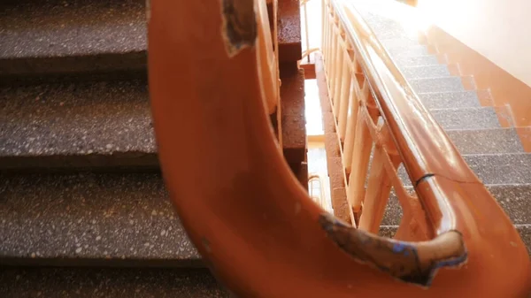 Close up of wooden old fashioned railings and staircase inside a house. Stock footage. Top view of granite stairs in the entrance of an old house and railings with cracks. — Stock Photo, Image