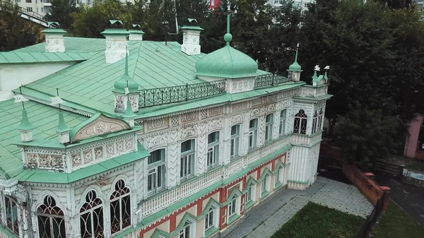 Veduta aerea di una classica casa mercantile del IX secolo. Filmati delle scorte. Restaurato bianco a due piani edificio architettonico con tetto verde, casa dei fratelli Agafurovy, Ekaterinburg, Russia. — Foto Stock