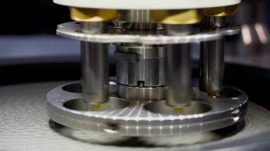 İlaç endüstrisi, tıp ve otomatikleştirilmiş teknoloji donanımı kavramı. HDR. Tıbbi laboratuvarda dönen santrifüjü kapat..