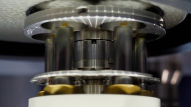 Modern üretim ve teknoloji konsepti, dönen mini santrifüj. HDR. Dönen parçaları ve endüstriyel ekipmanların ayrıntılarını kapat.