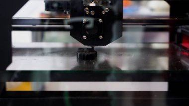 Otomatik aygıt 3D yazıcı erimiş plastik formunu yazdırır. HDR. Siyah plastik bir detayı 3D yazıcı ile modellemeye yakın, ilerici tasarım teknolojisi konsepti.