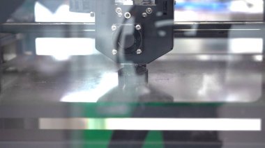 Otomatik kesme makinesine yakın çekim. HDR. Robot makine metal parçalarını oyuyor. İnce kalıplar için üretim kesme makineleri