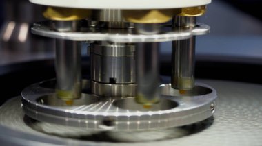 İlaç endüstrisi, tıp ve otomatikleştirilmiş teknoloji donanımı kavramı. HDR. Tıbbi laboratuvarda dönen santrifüjü kapat..