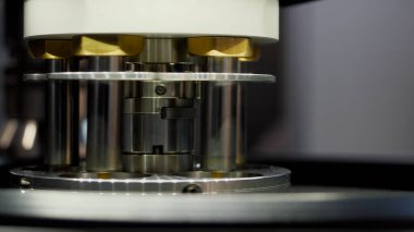 Çalışma alanı ve modern CNC değirmen makinesinin sunumu. HDR. Endüstriyel atölyedeki metal mekanizmasını kapat.