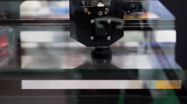 Otomatik aygıt 3D yazıcı erimiş plastik formunu yazdırır. HDR. Siyah plastik bir detayı 3D yazıcı ile modellemeye yakın, ilerici tasarım teknolojisi konsepti.