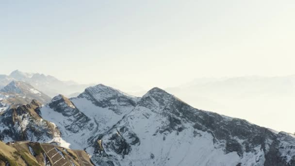 Vista aerea mozzafiato di una mattina gelida nella valle montuosa. HDR. Belle cime di montagna appuntite in una foschia del mattino e sole . — Video Stock