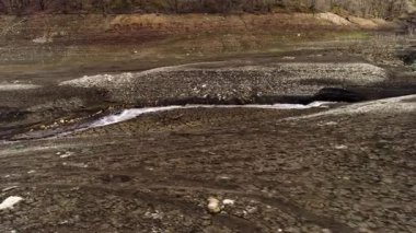 Dar bir derenin üzerinde, karada güçlü bir akım var. Vuruldu. Geniş nehir kuraklık ve ekoloji kavramı yüzünden bir su deresi haline geldi..