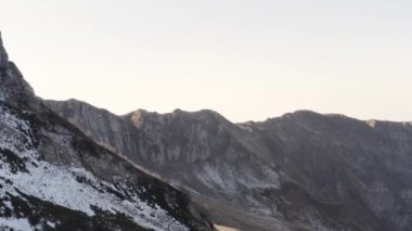 İlkbaharın başlarında, kar üzerindeki hava manzarası dağ yamacını kapladı. HDR. Kar ve zemin, parlak gökyüzü arka planında bir dağ sırasına..