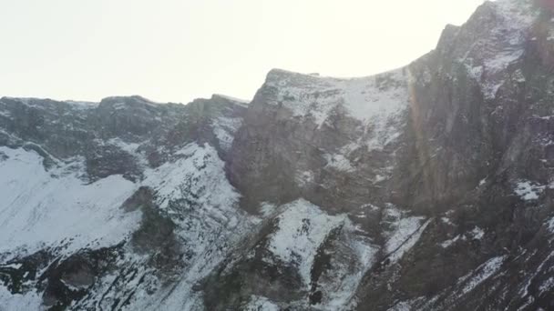 Picos cubiertos de nieve de las montañas a principios de primavera. HDR. Altas montañas alpinas magníficas bajo el sol brillante, belleza de la naturaleza. — Vídeo de stock