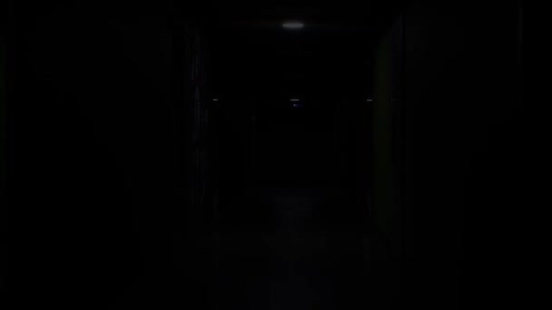 Długi korytarz z zielonymi i szarymi ścianami i migającym światłem. Odbiór. Awaria elektryczności, wnętrze ciemnego korytarza w budynku biurowym. — Wideo stockowe