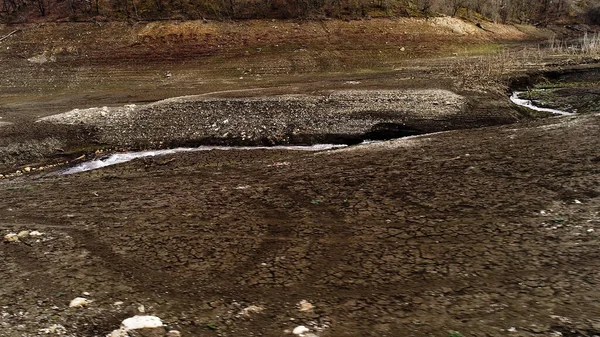 Εναέρια πάνω από ένα στενό ρέμα με ισχυρό ρεύμα στην ξηρά. Πυροβολήθηκε. Ο ποταμός έγινε ποταμός εξαιτίας της ξηρασίας, της οικολογίας.. — Φωτογραφία Αρχείου