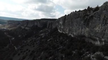 Yeşil bitkiler ve çalılarla dolu güzel kayalık kayalık yamaçların üzerinden uçmak. Vuruldu. Ulusal Park ve Doğa Koruma Alanı Vashlovani, Georgia 'da yaz günü..