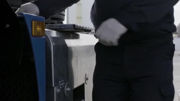 Närbild av luftventilationspump för däcktryck. På plats. Ny professionell utrustning på servicecentret och en arbetare som använder den i overaller och skyddshandskar. — Stockvideo
