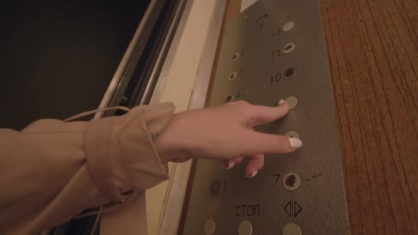 Mão das mulheres pressiona botão no elevador. Imagens de stock. Jovem aperta o botão de chão no elevador. Mulher sobe ao nono andar no elevador — Vídeo de Stock