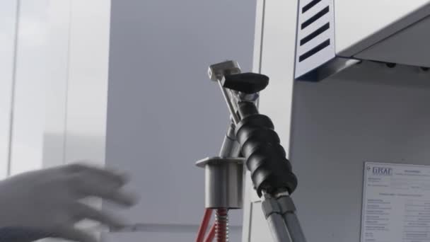 Detailní záběr mužských rukou s pneumatikou inflační hadice venku v servisním středisku. Scéna. Mechanické ruce přebírající hadici kompresoru. — Stock video