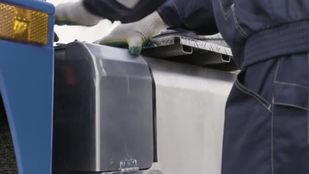 Primer plano de la bomba de ventilación de aire para inflar neumáticos. Escena. Nuevo equipo profesional en el centro de servicio y un trabajador que lo usa en overoles y guantes de protección. — Vídeos de Stock