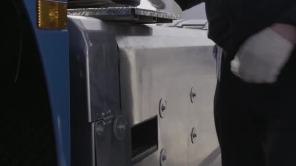 Professionell utrustning på bilreparationscentret. På plats. Närbild av man mekaniker händer öppna ett lock av en blåsa kompressor. — Stockvideo