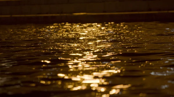 La luz de las linternas se refleja en el canal de la ciudad por la noche. Imágenes de archivo. La luz de la ciudad nocturna se refleja en las aguas del canal de la ciudad. Aguas oscuras de los canales de la ciudad con reflejo de la farola —  Fotos de Stock