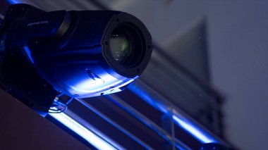 Işıklar ve projektörler. Sahne. Eğlence konseri ışıklandırması ve Mor ve Mavi Konser Işıklandırma Dekorasyonu. Karanlık bir arkaplan illüstrasyonunda konser ışıkları