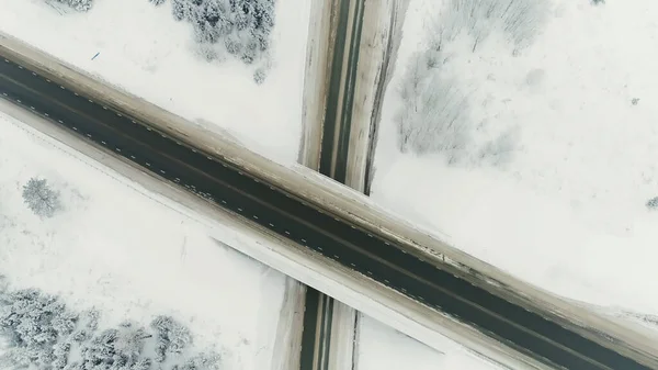 Camión conducir a lo largo de la carretera a través del bosque de invierno. Escena. Vista aérea en coche conduciendo en invierno, carretera rodeada de hermoso bosque cubierto de nieve — Foto de Stock