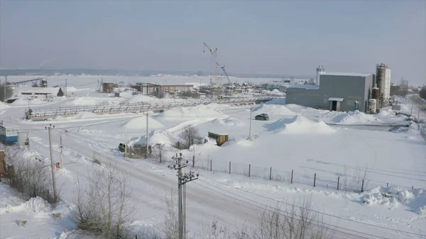 Industrielager an einem sonnigen Wintertag. Clip. Luftaufnahme eines Industriegebiets und der Baustelle. — Stockfoto