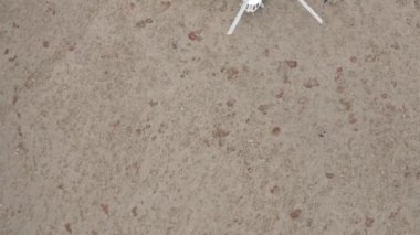 Kuru zemindeki helikopterin havadan görüntüsü küçük bir grup insanı kurtarmak için geldi. Şarjör. Vahşi doğada kaybolmuş turistleri kurtarmak.