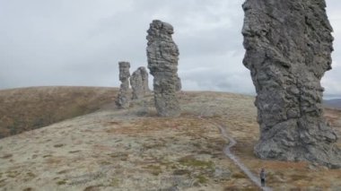 Kuzey Urallar 'daki Manpupuner Platosu' nun Taş putlarının panoramik görüntüsü. Şarjör. Rusya 'daki yaban hayatının havadan görünüşü.
