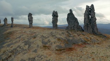 Manpupuner 'ın Kuzey Urallar' daki muhteşem manzarası. Şarjör. Bulutlu arka planda Rusya 'nın mucizesinin havadan görünüşü.