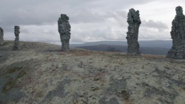Manpupuner 'ın Kuzey Urallar' daki muhteşem manzarası. Şarjör. Bulutlu arka planda Rusya 'nın mucizesinin havadan görünüşü.