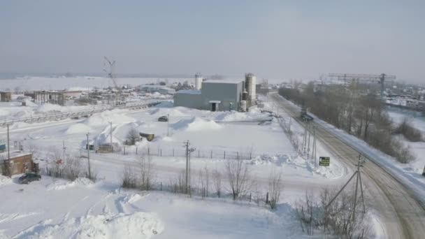 Βιομηχανική αποθήκη σε μια ηλιόλουστη μέρα του χειμώνα. Κλιπ. Αεροφωτογραφία βιομηχανικής ζώνης πόλης και εργοταξίου. — Αρχείο Βίντεο