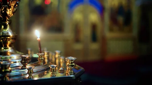 Świece modlitewne. Wieszak na świeczki w rosyjskim prawosławnym kościele chrześcijańskim. Scena. Świece kościelne w piaskowych świecznikach na tle ikon w pustym wnętrzu, obrzędy religijne chrześcijaństwa — Zdjęcie stockowe
