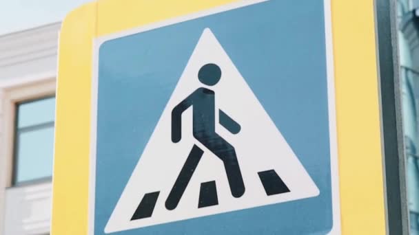 Pieszy znak ostrzegawczy w niebiesko-biegunowym. Scena. Znak drogowy dla przejścia dla pieszych — Wideo stockowe