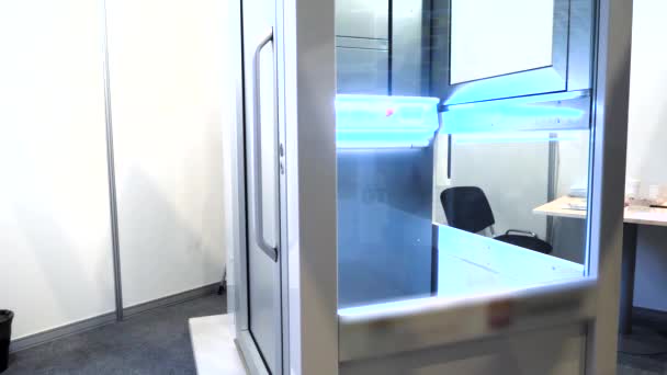 Γυάλινο ντουλάπι με φωτισμό. HDR. Γυάλινο ντουλαπάκι ακτίνων Χ στο ιατρείο. Ταξί με έντονο φως και γυάλινη πλατφόρμα για νοσοκομειακή ή βιομηχανική χρήση — Αρχείο Βίντεο