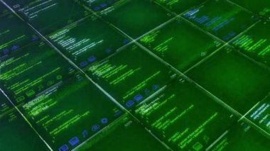 Masada program kodları olan yeşil arkaplan. Animasyon. Hücrelerde program kodları görünen bilgisayar fütüristik geçmişi. Matris kodlu tablo veya hücreler