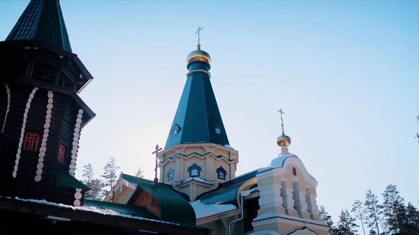 Luchtfoto van een orthodoxe kerk exterieur in klooster met gouden koepels en kruisen op blauwe heldere hemel achtergrond. Een video. Begrip religie en geloof — Stockfoto