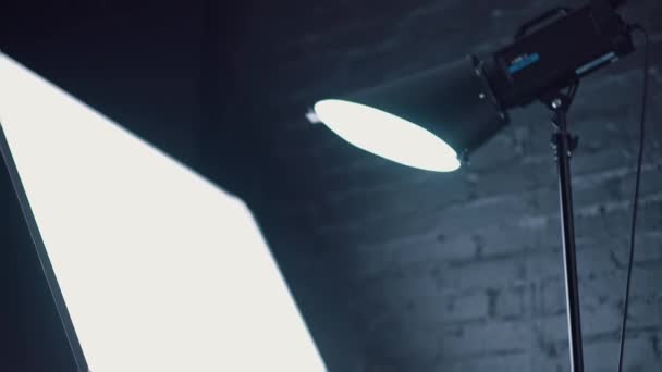 Ljusa offit och en ljus diffusor på en mörk stiliserad vägg bakgrund. Börja. Professionell utrustning på foto eller video studio. — Stockvideo