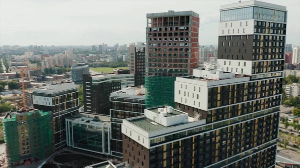 Вид с воздуха на недавно построенный элитный жилой комплекс и строящуюся площадку. Видео. Панорамный вид на большой город в летний солнечный день. — стоковое фото