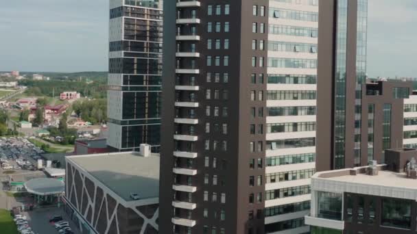 Légi felvétel egy újonnan épült luxus lakóépületről. Videó. Panorámás kilátás egy nagyvárosra egy nyári napsütéses napon. — Stock videók
