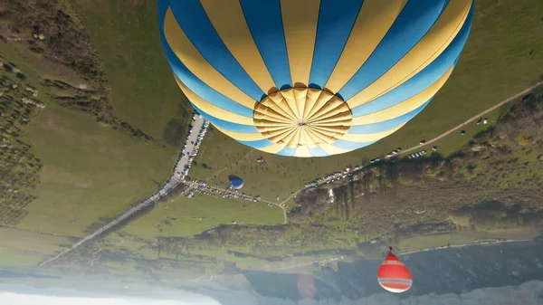 Muchos globos de aire caliente que vuelan sobre campos rurales, festival de globos, vista aérea — Foto de Stock