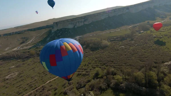 Nombreux montgolfières survolant les champs ruraux, festival de montgolfière, vue aérienne — Photo