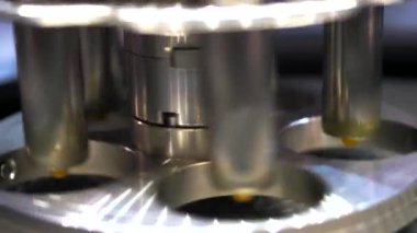 Bir tıp laboratuarındaki mini santrifüjdeki küçük metal tüpleri kapatın. HDR. Tıp bilimi ve modern profesyonel ekipman kavramı.