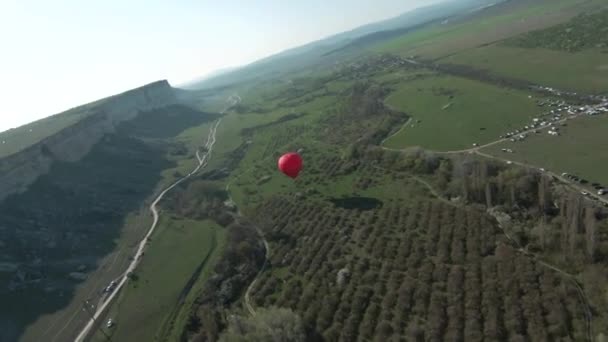 Vista aérea de coloridos globos de aire caliente que exploran la hermosa naturaleza de verano en Asia. Le dispararon. Concepto de viaje y extremo. — Vídeos de Stock