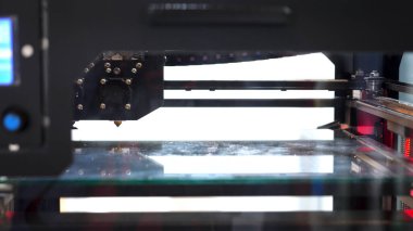 Işıklı cam dolap. HDR. Doktor muayenehanesinde röntgen cam dolabı. Hastane veya endüstriyel kullanım için parlak ışık ve cam platforma sahip taksi