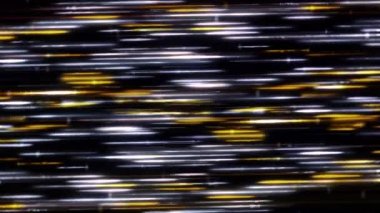 Gök cisimlerinin parlayan çizgilerden oluşan bir buluta benzediği hiperuzayın soyut görüntüsü. Animasyon. Dış uzayda bir sürü parlak beyaz ve altın çizgili.