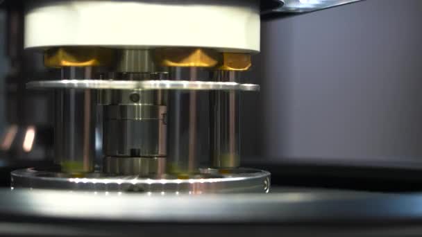 Fechar as amostras médicas dentro de uma mini centrifugadora. HDR. Equipamento de laboratório químico ou médico, conceito de ciência. — Vídeo de Stock