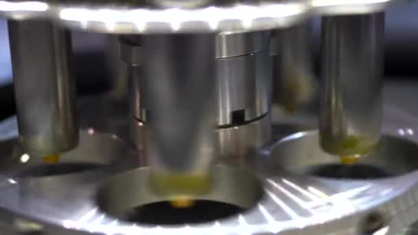 Närbild av små metallrör i en minicentrifug vid ett medicinskt laboratorium. HDR. Begreppet medicin vetenskap och modern professionell utrustning. — Stockvideo