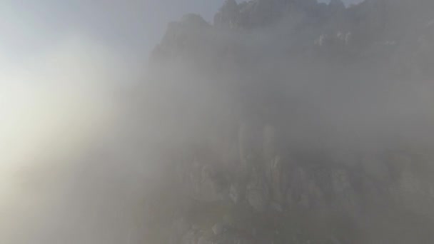 山の高密度雲のカバー。撃たれた。山の頂上に降りてきた密度の高い雲の魅力的な眺め。高い山の近くの低密度の雲の感動的な風景 — ストック動画