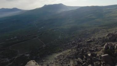 Kayalık kayalıklardan in. Vuruldu. Güneşli bir günde, kayalık dağın yamacından aşırı hızlı bir uçuş. Atlayış tulumundan ya da kayalık yamaçlara dalış yapan kuadrokopterden